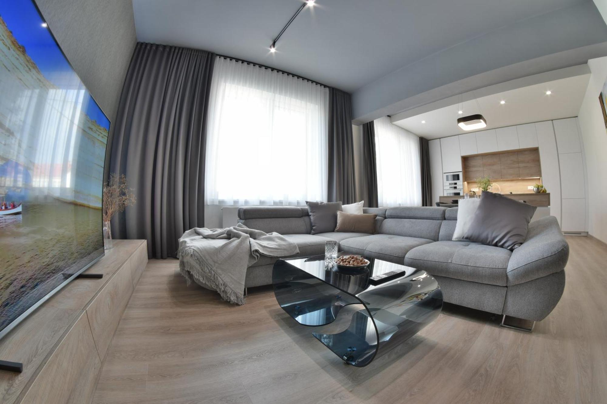 Chalupku - Luxurious Apartment 70M2 In Direct Centrum With Parking Included, Air-Conditioned, Balcony, Quiet Sleep, Best In Town Банська Бистриця Екстер'єр фото